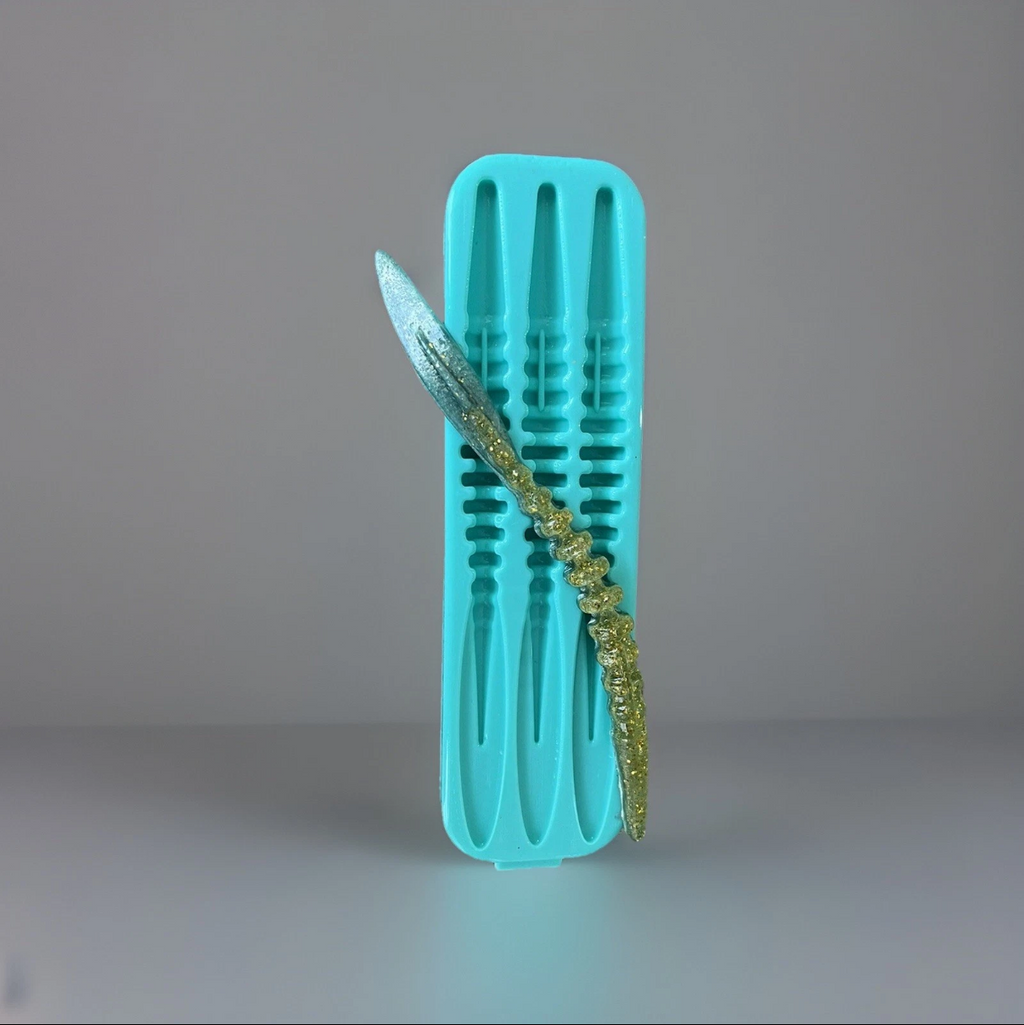 8 Inch Ribbed Worm Mold